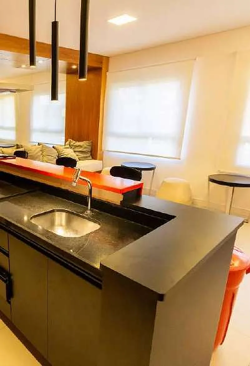 Cozinha em obra, com instalações e revestimento em execução
