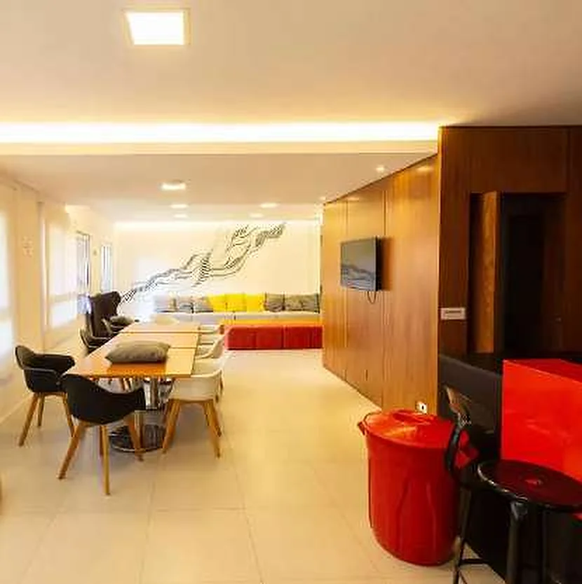 Ambiente interno em obra, com paredes e forro em execução